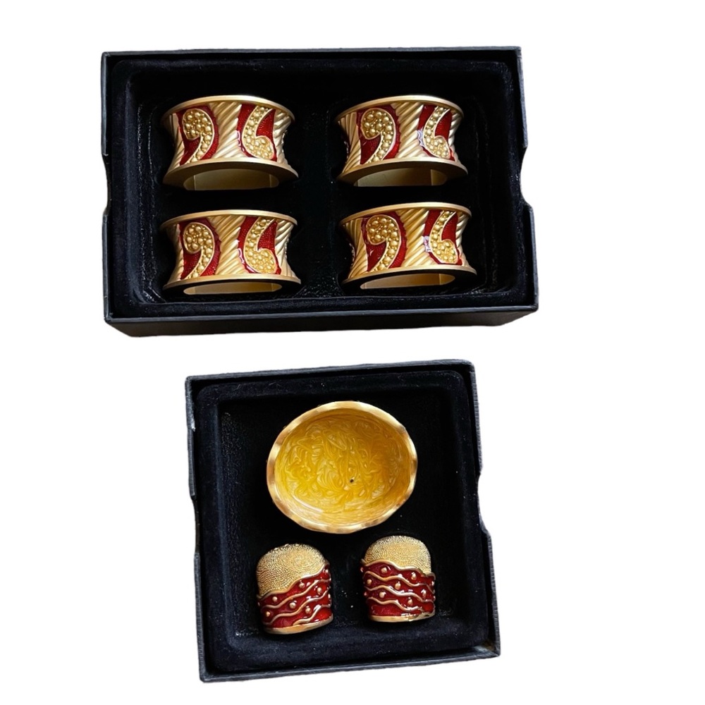 BOMBAY COMPANY Mini Salt and Pepper Shaker and Set of 4 Napkin Rings